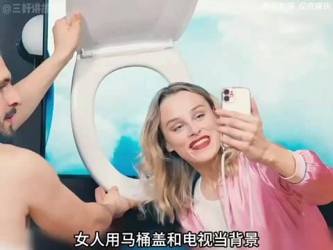 女人和丈夫打视频时,用马桶圈和电视把自己伪装成在飞机上,以此来瞒过丈夫