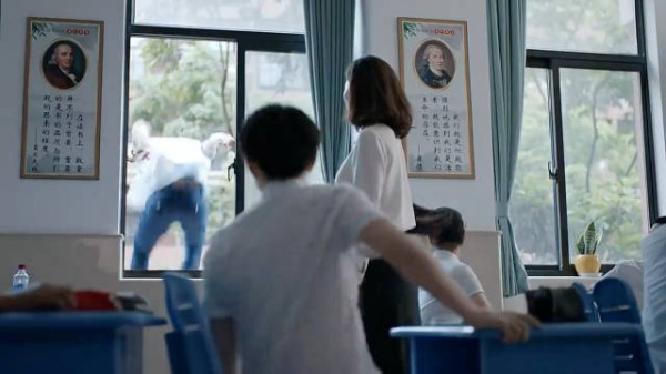 影片《少年派》小伙上课玩手机,老师直接丢到窗外,下一秒就后悔了!