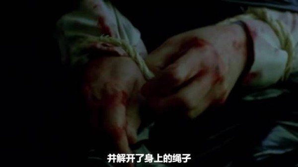 流浪汉被困车内假昏迷，铅笔反杀持枪男友
