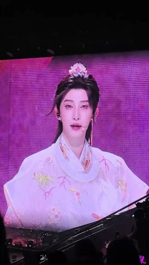 刘宇演唱会再现手捧莲花名场面