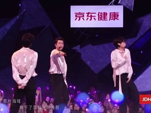 唐九洲表演结束脚滑险些摔倒