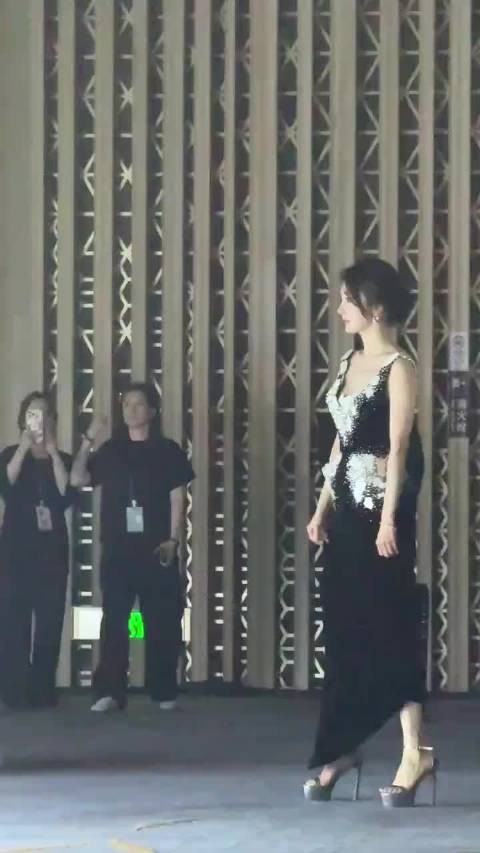 本来以为杨幂够美了，直到两个礼仪小姐姐出现