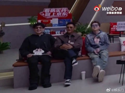 一人抛梗两人接力，艾热开团，王以太秒响应，余文乐再跟上，化学反应直接拉满