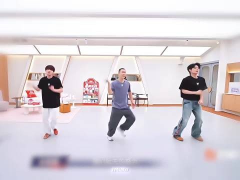 舞台之外全是欢乐日常,哥哥们沉迷wave舞蹈,纷纷来找姚琛取经学习小技巧