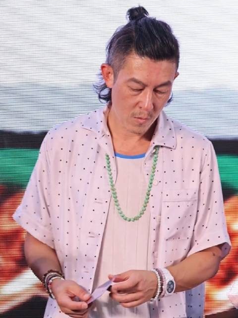 陈冠希素颜有胡茬，黄晓明全妆营业，两人上海潮玩展偶遇