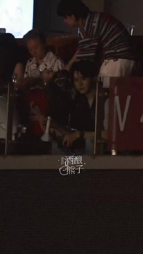 花少7的家人们都来看那姐演唱会啦，张雅琪也在