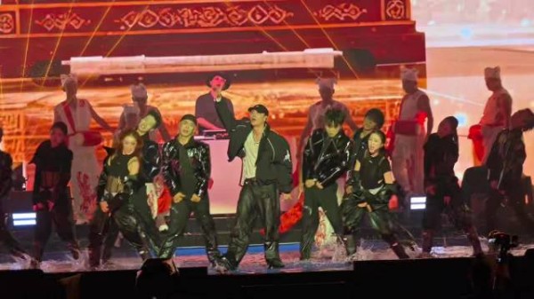 张艺兴安塞腰鼓混搭电子曲风演绎大花轿非遗舞台