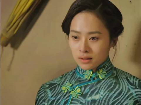 鬼子搜到密室门口，伪军老婆一个举动，竟意外救了女八路！