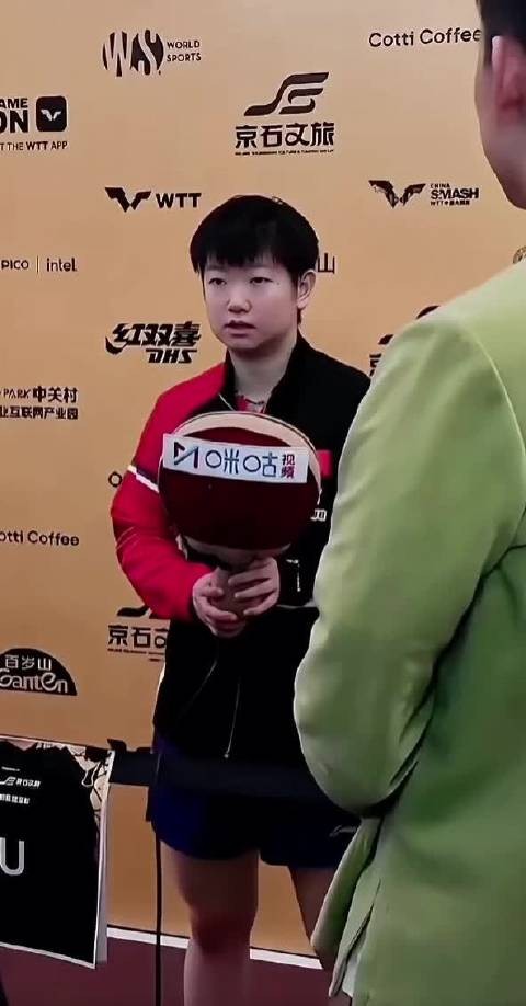 孙颖莎这眼神有点懵的可爱 “咋说倒就倒呢,可不赖我啊”