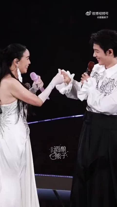 肖战回应赴那英演唱会缘由，如约登台双向奔赴