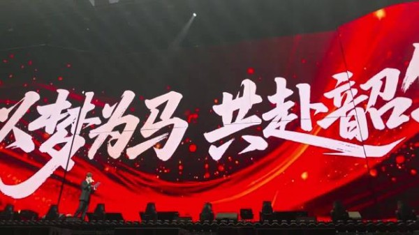 徐良演唱会给歌迷发工资了徐良在演唱会后台炒饭给粉丝吃