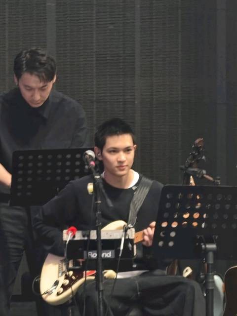 张智霖演唱会上,儿子魔童担任吉他手,颜值好高
