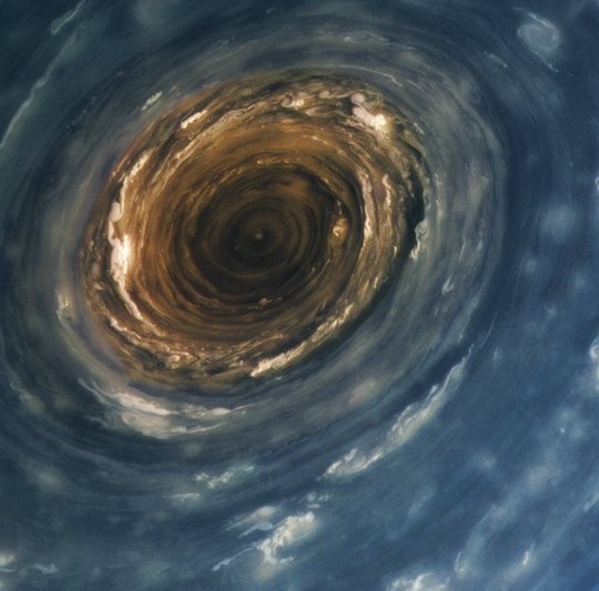 卡西尼号以惊人细节展现土星北极漩涡壮丽景象