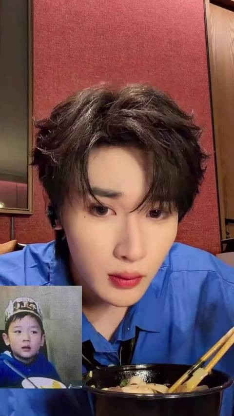 原来还有你不知道的梗么 蓝色衣服就这样 余宇涵虽不知是什么梗但照做