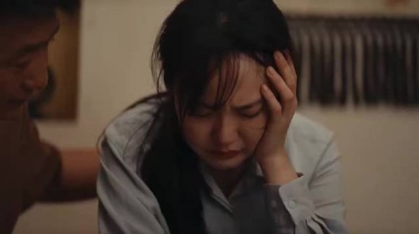 张佳宁哭戏崩溃，刘海凌乱演绎成年人瞬间
