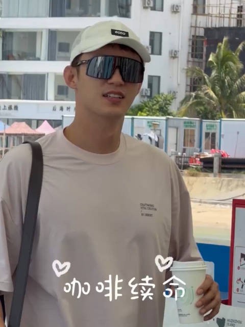 黄景瑜 现在就出发 转场了 心情不错哦帅哥 看见了粉色拖鞋 哈哈 @黄景瑜 hjy