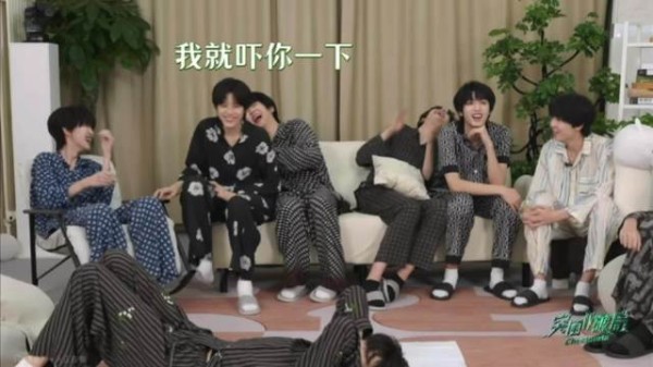 全场静默之时瑞瑞直接化身综艺之神 我真想捏她脸蛋啊