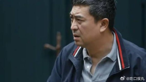 大叔看到有个小伙在屋里,拿起棍子就冲,吓得小伙匆忙解释