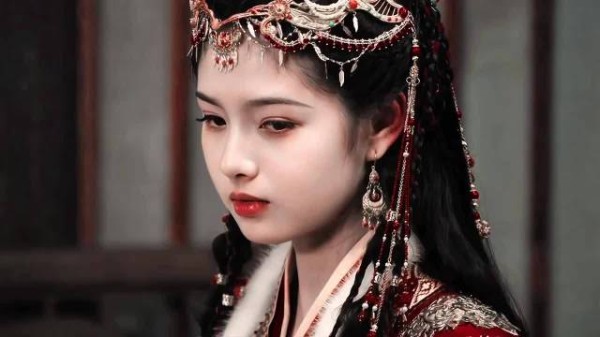 这才是小说中十五六岁就倾国倾城的女主！