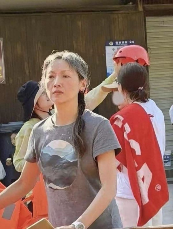 58岁吴倩莲生活近况曝光，重新低调现身上海，儿子今年已经16岁
