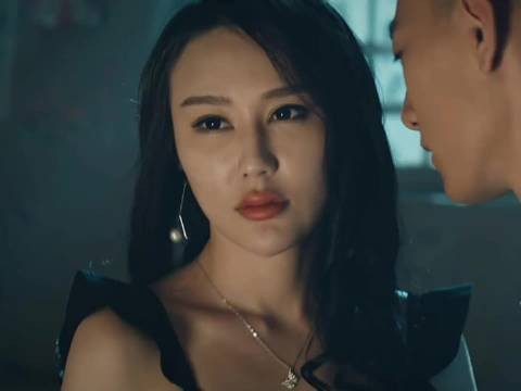 在幽暗封闭的环境下，人性的猜忌与私心远比灵异更可怕