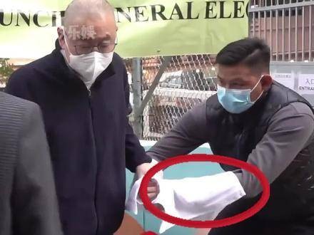 刘銮雄与保镖隔白毛巾，背后牵涉过往纠葛