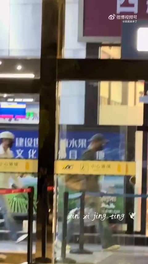 白敬亭手部缠纱布低调赶路，网友暖心祝愿