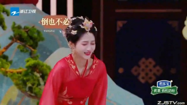 沈腾耍赖真是一绝，旋转挑战嘴比身子快，晓彤人都傻了