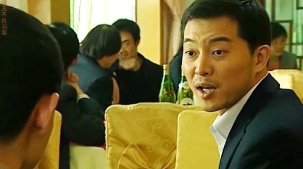 男人只是要瓶白酒，没想到竟被服务员瞧不起