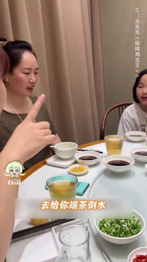 此刻，独立的女儿把妈妈重新养了一遍