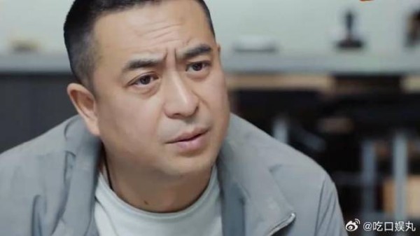 柯雷给美美买钻石，王大山一看大小，吓的张大嘴巴