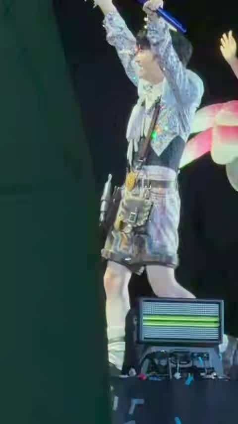 周深济南演唱会生吃大葱，唱《好运来》入乡随俗
