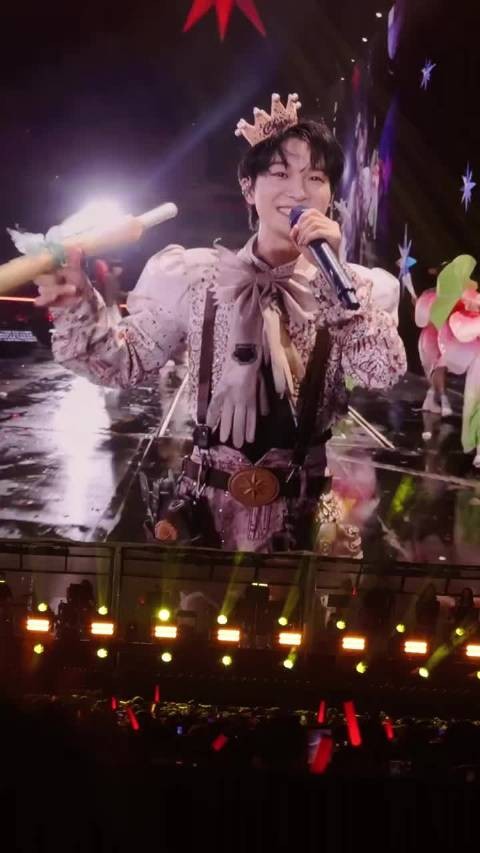 周深济南演唱会向夏天道歉,唱好运来吃大葱卷饼