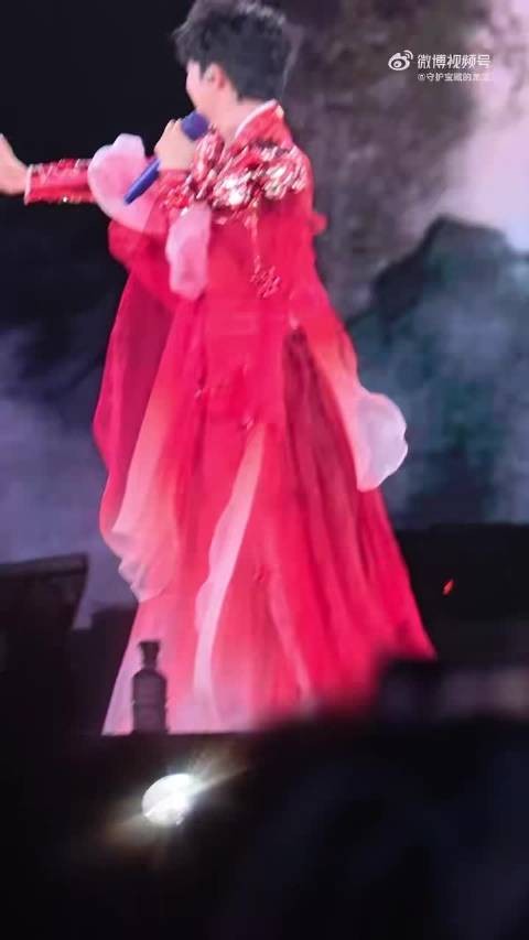 周深歌声点亮济南夏夜，风雨坚守演唱动人