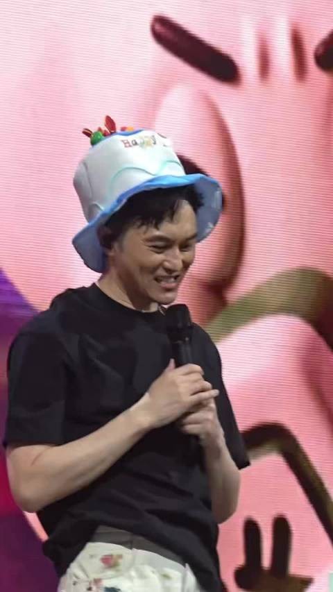 陈小春张智霖演唱会现场庆生，兄弟搞怪送蛋糕