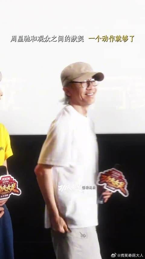她在闹，他在笑