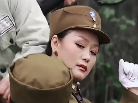 软饭男为升官发财，极力讨好女长官，没想到还让他得逞了