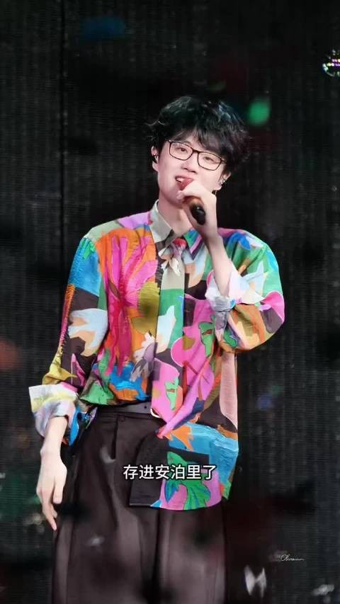许嵩幽默回应粉丝十年后年龄调侃