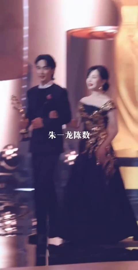 陈数朱一龙檀健次长春电影节合影，评委陈数红装惊艳