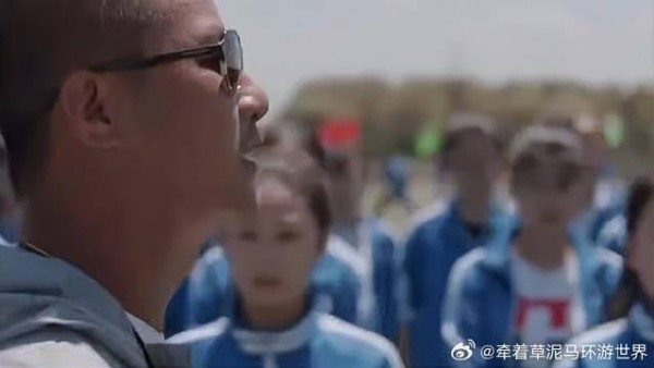 校花体育800米测试，校霸带热身，林妙妙秒懂二人关系