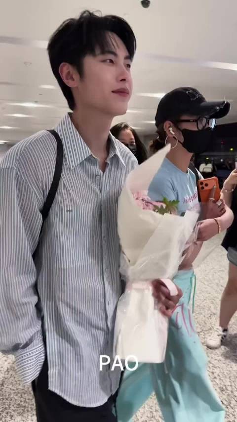 哦～原来是世子说了“一起走” 所以这个世子妃就笑成那样 cr.perper