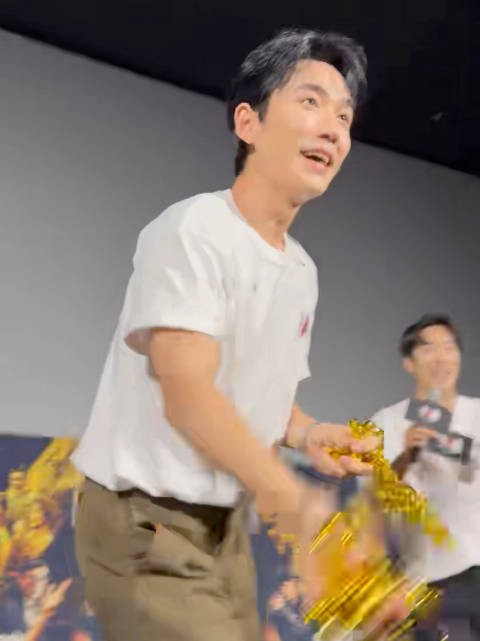 《空枪》朱一龙还原片中婚礼撒黄金名场面，“珠光宝气，见者有份！”