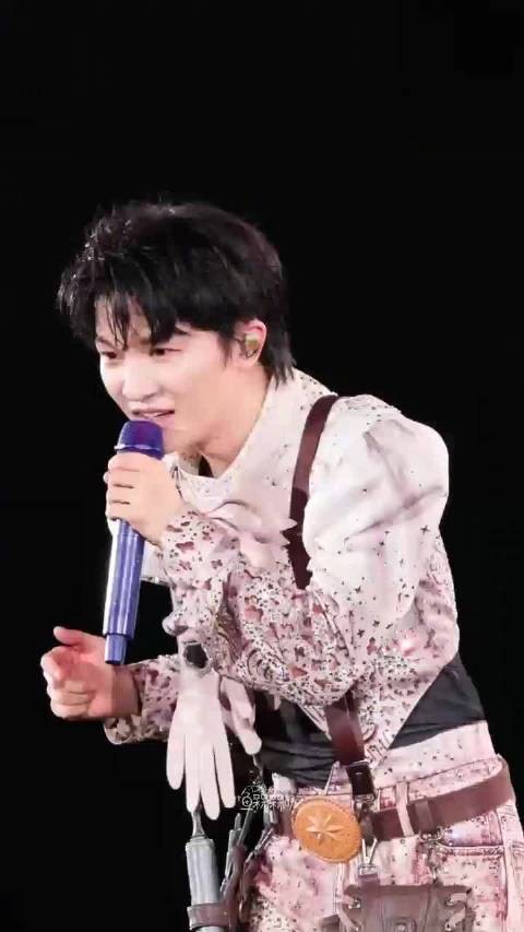 周深演唱会见男歌迷手机女生照，抱头跑劝其好好读书
