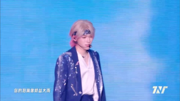 刘耀文唱完下去 宋亚轩上来就唱《你不知道的事》 你的泪滴像倾盆大雨
