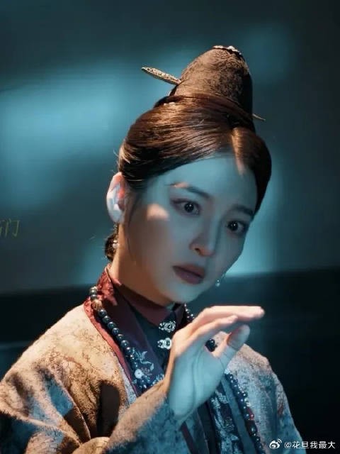 困于深宅耗尽芳华，空闺守寡终至疯魔