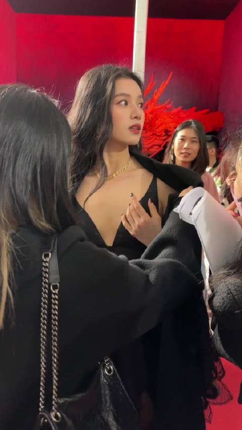 张婧仪活动直拍 港风满满