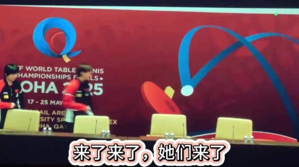 蒯曼:我被做局了,她们不光合照让我站中间,她们带手机也没告诉我哈哈