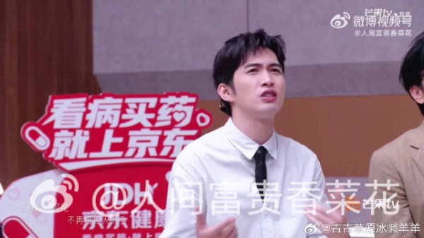 公演灯光打在他身上的时候，整个人闪闪发光，完全忽略掉身高的差距