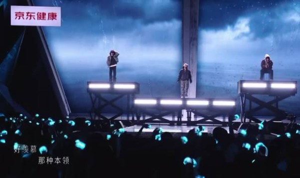 余文乐遇见了世界上的另三个自己，高兴！真为余文乐感到高兴！