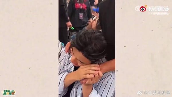 刘畊宏披哥幕后vlog,视频连线家人介绍哥哥